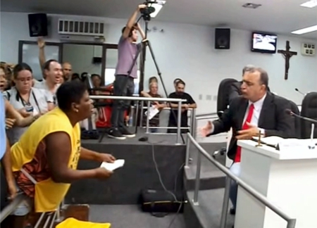 Edmilson brigando